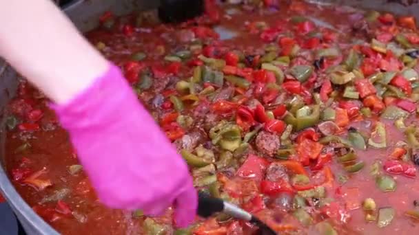 길거리 음식, 패스트 푸드, 거리 카페에서 맛 있는 붉은 고기 수프를 판매 하는 공급 업체 — 비디오