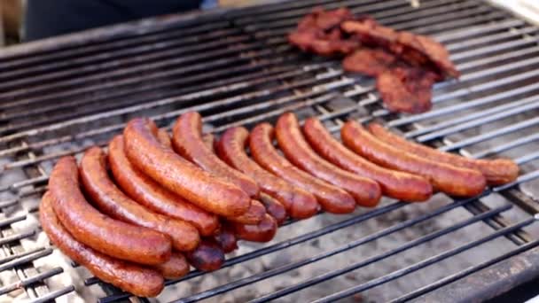 Street food, fast food, faire frire de délicieuses saucisses grillées dans un café de rue — Video