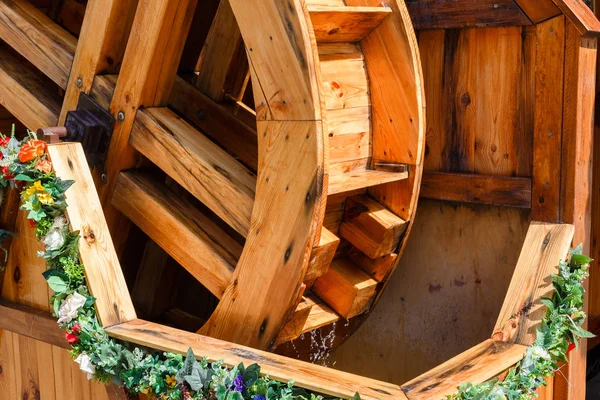 花で飾られた美しい木製水車 — ストック写真