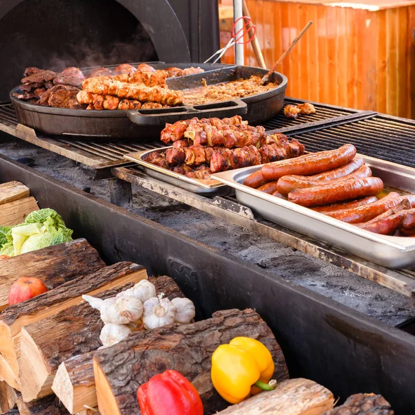 屋台の祭り おいしい新鮮な揚げ肉 ストリート カフェでパンにソーセージ — ストック写真