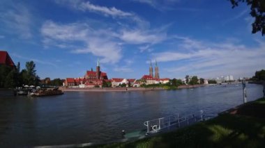 Turist Wroclaw merkezi Oder Nehri üzerinde tekne