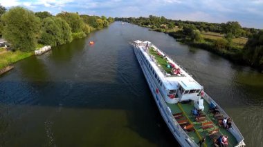 Zevk tekne turist Wroclaw civarında Oder Nehri üzerinde. Üstten görünüm, geniş açı.
