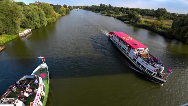 Наслаждение лодки с туристами на реке Одра в окрестностях Вроцлава. Вид сверху, широкий угол . — стоковое видео