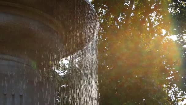 Gotas de água derramando de uma fonte de cidade de concreto close-up . — Vídeo de Stock