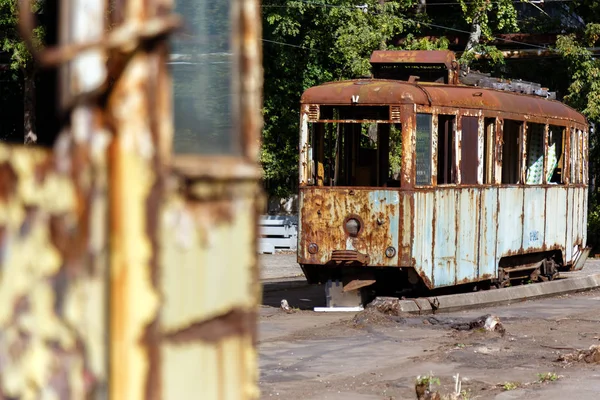 在阳光明媚的日子里 旧的锈迹斑斑的废弃电车在户外 — 图库照片