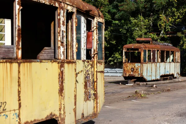 Oude Roestige Vernietigde Tram Wagons Buitenshuis Een Zonnige Dag — Stockfoto
