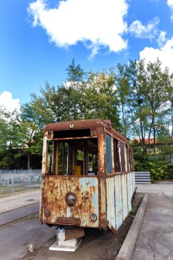 Eski paslı tahrip tramvay güneşli gün, açık havada vagon.