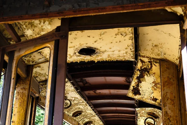 Viejo Vagón Oxidado Tranvía Destruido Aire Libre Día Soleado —  Fotos de Stock