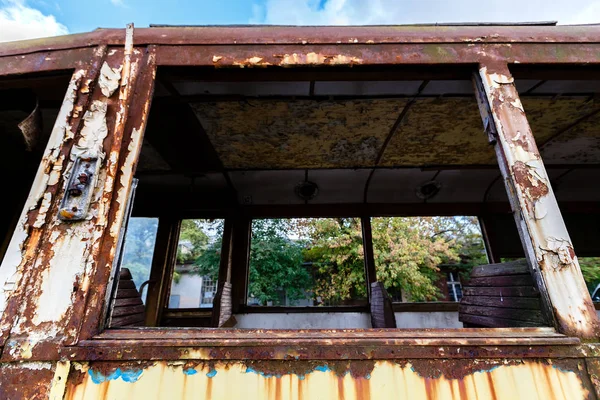 Alter Rostiger Waggon Zerstörter Straßenbahn Bei Sonnigem Wetter Freien — Stockfoto