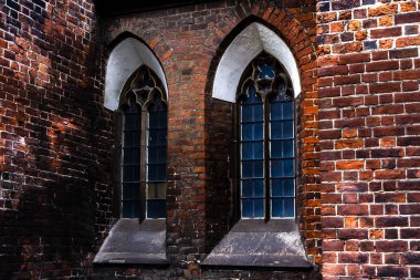 Karanlık duvara bir eski Katolik Katedrali. Düşük anahtar arka plan.