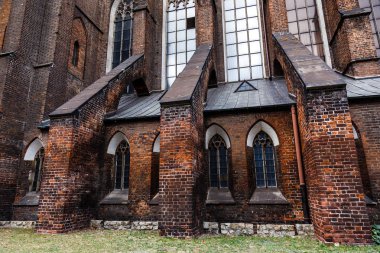 Karanlık duvara bir eski Katolik Katedrali. Düşük anahtar arka plan.