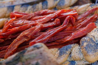 Et ve ekmek bir pazar satışa füme.