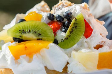 Taze gözleme kek meyve ve tatil yakın çekim üzerinde krem şanti.