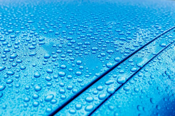 Regentropfen Großaufnahme Auf Einer Türkisfarbenen Karosserie Mit Hydrophoben Effekt — Stockfoto