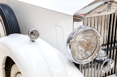 Wroclaw, Polonya - Eyl 01, 2018: Frontlights ve eski özel lüks Rolls-Royce eski model araba ckose-up radyatör. 