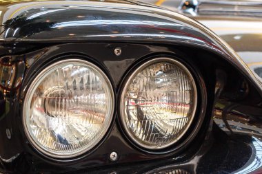Wroclaw, Polonya - Eyl 01, 2018: Frontlights eski özel lüks Rolls-Royce eski model araba ckose-up. 
