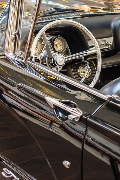 Wroclaw, Polonya - Eyl 01, 2018: İç ve denetimleri eski özel lüks Rolls-Royce eski model araba ckose-up. 