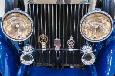 Wroclaw, Polonya - Eyl 01, 2018: Frontlamps ve eski özel lüks Rolls-Royce eski model araba ckose-up radyatör. 