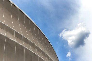 Dış bulutlu gökyüzü mavi bir arka plan üzerinde modern Stadı.