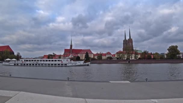 Σκάφος αναψυχής με τους τουρίστες στις όχθες του ποταμού Odra το κέντρο του Βρότσλαβ. — Αρχείο Βίντεο