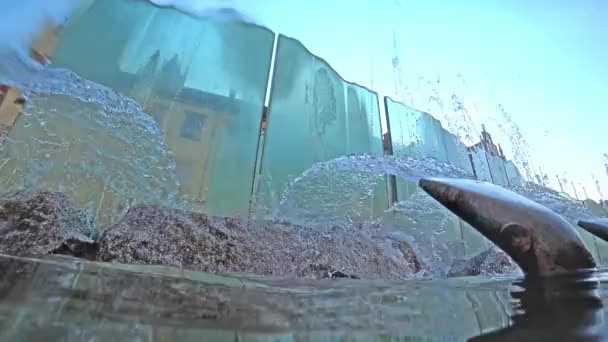 Moderní kašna v zobrazení centra města pod vodou. — Stock video