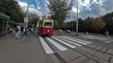 Eski tramvay versite bir sokakta. Ağır çekim görüntüleri.