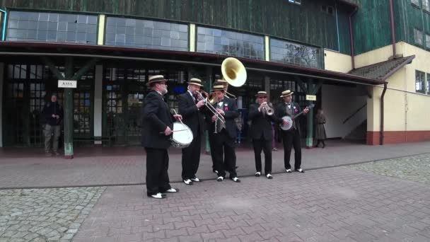 Sextet van jazz muzikanten muziek afspelen tijdens het evenement. — Stockvideo