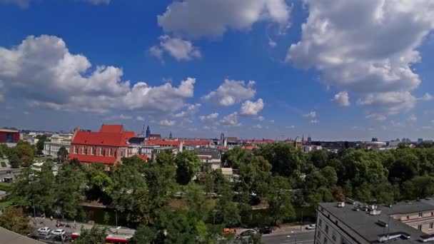 Rollen van wolken Over oude gebouwen van Wroclaw Polen op zonnige zomerdag. — Stockvideo