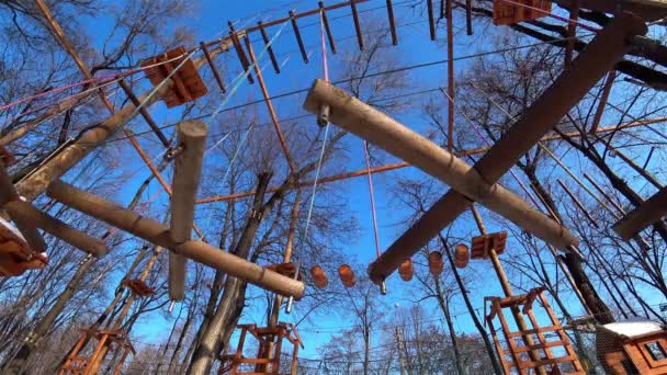 Порожні Дерев Яні Дитячі Гойдалки Міському Парку Сонячний Зимовий День — стокове відео