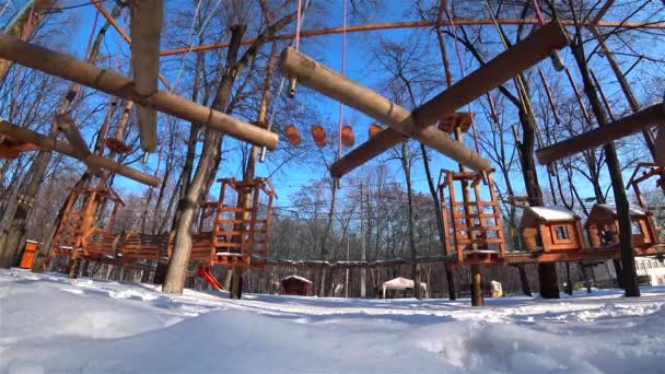 晴れた冬の日に都市公園の木製の幼児スイングを空 下からの眺め — ストック動画