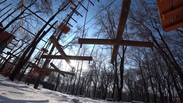 Des Enfants Bois Vides Balancent Dans Parc Municipal Lors Une — Video