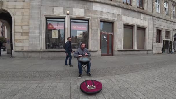 Ulicy młody artysta hippie człowiek wykonuje On The Street Zagraj na zawieszenie bębna. — Wideo stockowe