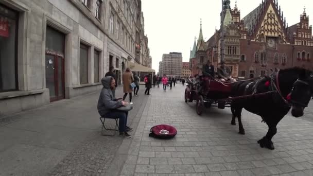 Wroclaw Polsko Září 2018 Pouliční Umělec Mladé Hippie Muž Provádějící — Stock video