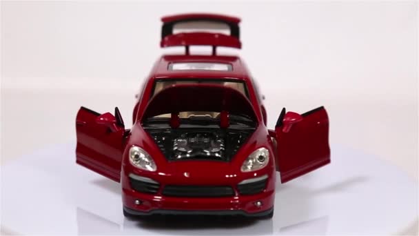2019 勃艮第彩色保时捷卡宴 级车型 Suv 汽车打开门和引擎盖是旋转隔离在白色背景 — 图库视频影像