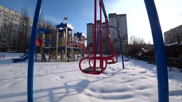 Порожні Дитячі Гойдалки Дитячому Майданчику Міському Парку Сонячний Зимовий День — стокове відео