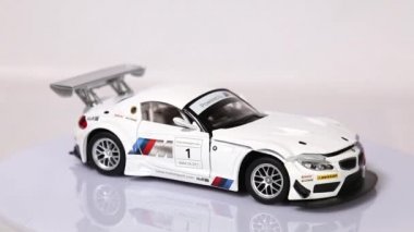 Berlin, Almanya - Ocak. 2019: beyaz Bmw 24 Gt3 ölçek model spor araba üzerinde izole beyaz arka plan döndürme.