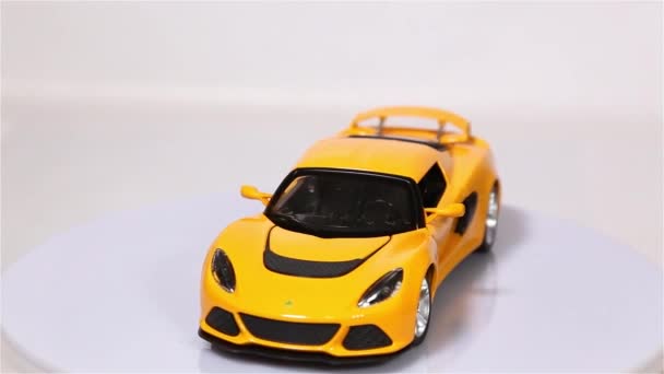 ベルリン ドイツ 2019 黄色いロータス Exiges スケール モデル スポーツ車が分離に白い背景を回転 — ストック動画