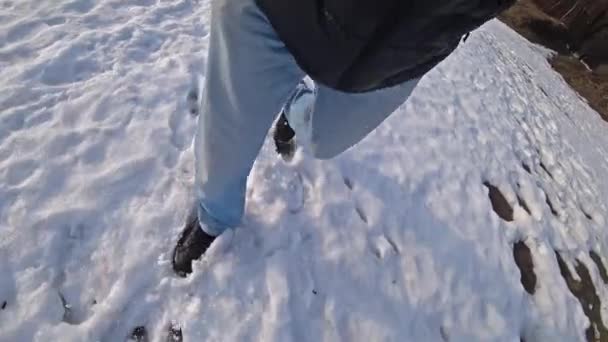 Muž Oblečený Modré Džíny Procházky Sněhu Zimní Den Nohy Zblízka — Stock video
