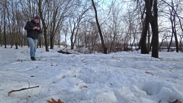 Άνθρωπος Πόδια Ένα Χιονισμένο Πάρκο Μια Ημέρα Του Χειμώνα Χρήση — Αρχείο Βίντεο