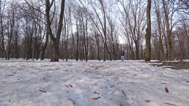 Homem Caminhando Por Parque Nevado Dia Inverno Falando Por Telefone — Vídeo de Stock