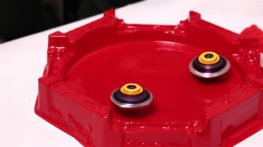 Popüler Modern çocuk oyunu Beyblade seri çekim hızlı iplik kırmızı arenada. Jiroskop, değer değiştirici Japon oyuncak