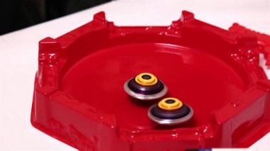 Popüler Modern çocuk oyunu Beyblade seri çekim hızlı iplik kırmızı arenada. Jiroskop, değer değiştirici Japon oyuncak