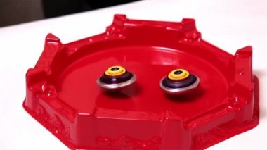 Popüler Modern çocuk oyunu Beyblade seri çekim hızlı iplik kırmızı arenada. Jiroskop, değer değiştirici Japon oyuncak