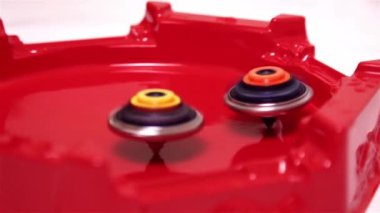 Popüler Modern çocuk oyunu Beyblade seri çekim hızlı iplik kırmızı arenada. Jiroskop, değer değiştirici Japon oyuncak