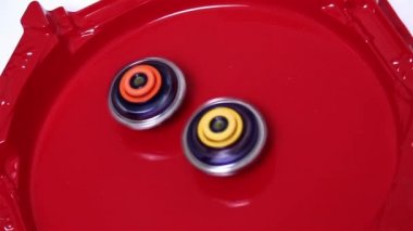 Popüler Modern çocuk oyunu Beyblade seri çekim hızlı iplik kırmızı arenada. Jiroskop, değer değiştirici Japon oyuncak