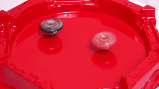 Popular Juego Niños Modernos Beyblade Ráfaga Rápida Girando Arena Roja — Vídeos de Stock