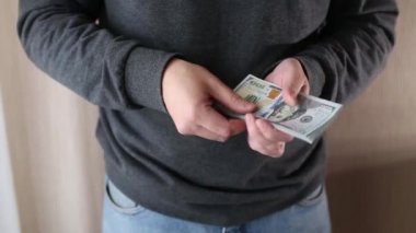 Adam kameraya üç yüz dolar bir para verir