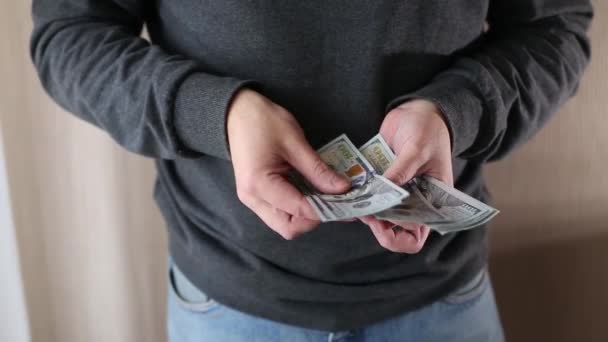 Homme compter un dollar billets et montrer pouce vers le haut, signe OK — Video