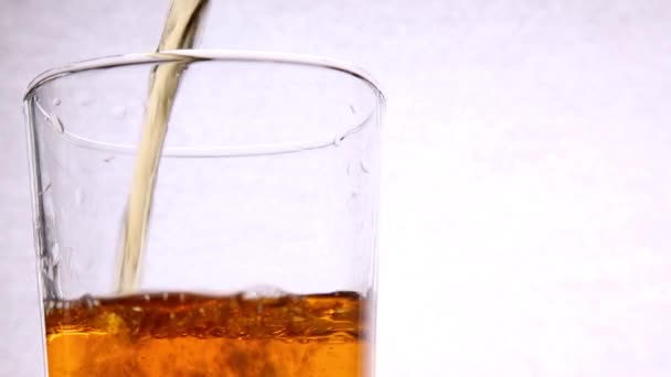白い背景に分離されたガラスにウイスキーを注いでください。. — ストック動画