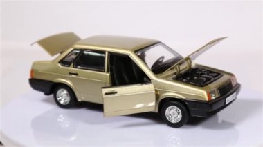 Lada ölçek model Rus retro araba üzerinde izole beyaz arka plan döndürme.